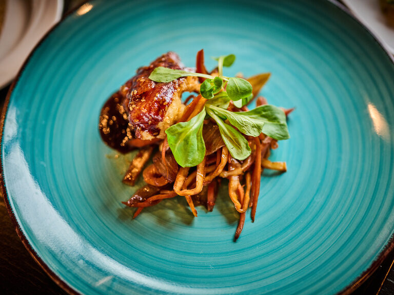 Kulinarische Kreation einer Speise, kunstvoll auf dem Teller angerichtet, im Hotel Wutzschleife.