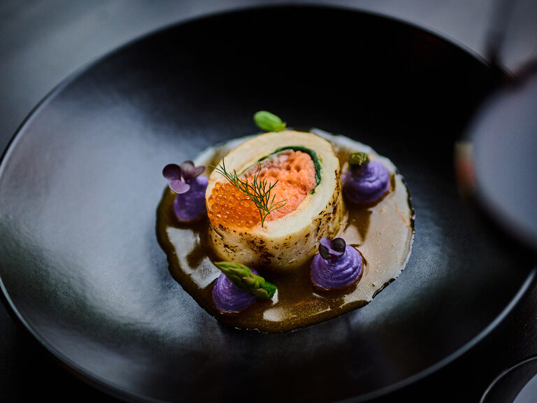 Feines Filetgericht im 4 Sterne Hotel im bayerischen Wald – Sauce wird frisch am Teller angerichtet.