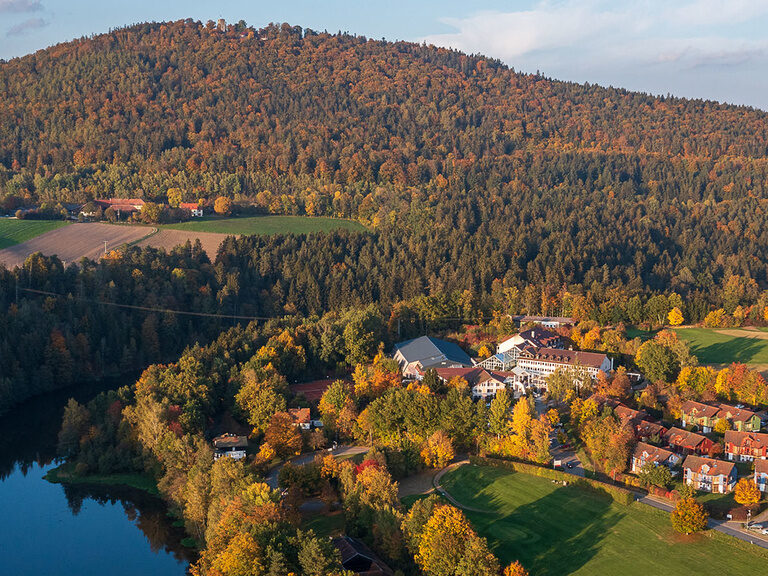 Herbstlicher Sonnenuntergang hüllt die Wälder und Felder in der Umgebung des Hotels Wutzschleife in ein schönes Licht.