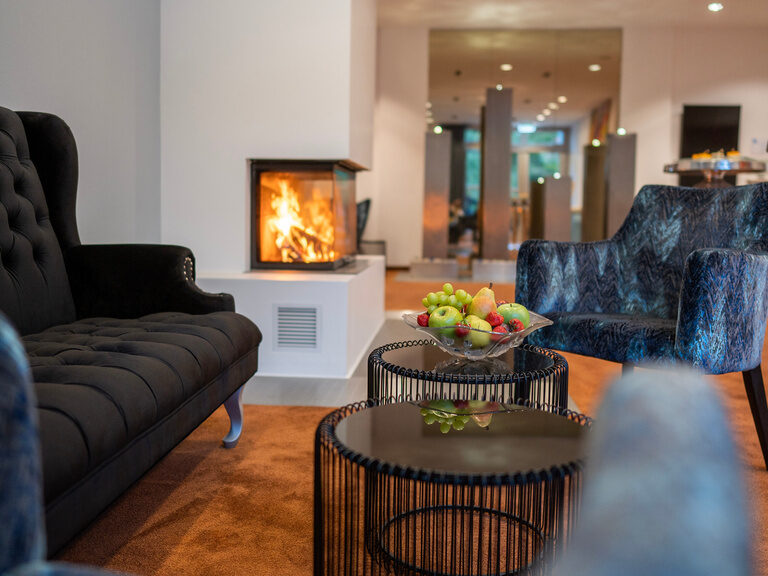 Eleganter Lounge-Bereich mit Kamin und Designermöbeln.