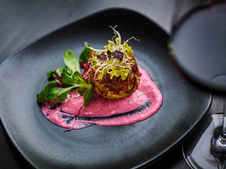 Kunstvoll angerichtetes Gourmetgericht im Hotel Wutzschleife.